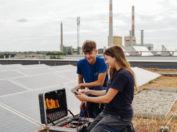 Lehrlinge Elektrotechnik für Energietechnik bei der Arbeit