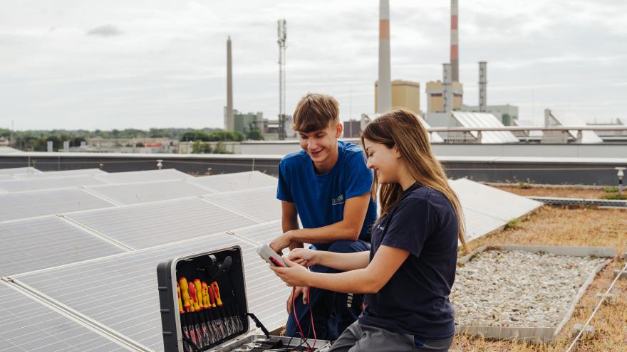 Lehrlinge Elektrotechnik für Energietechnik bei der Arbeit