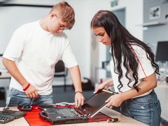 Lehrling der Informationstechnologie Duale Akademie bei der Arbeit