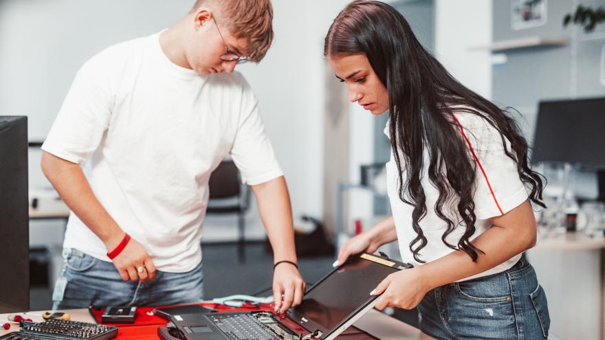 Lehrling der Informationstechnologie Duale Akademie bei der Arbeit