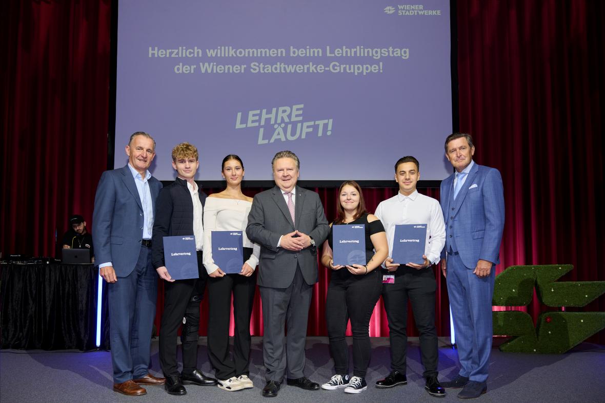 Generaldirektor Peter Weinelt, Bürgermeister Michael Ludwig und Stadtrat Peter Hanke mit Lehrlingen der Wiener Stadtwerke