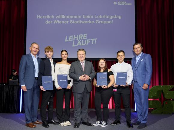 Generaldirektor Peter Weinelt, Bürgermeister Michael Ludwig und Stadtrat Peter Hanke mit Lehrlingen der Wiener Stadtwerke