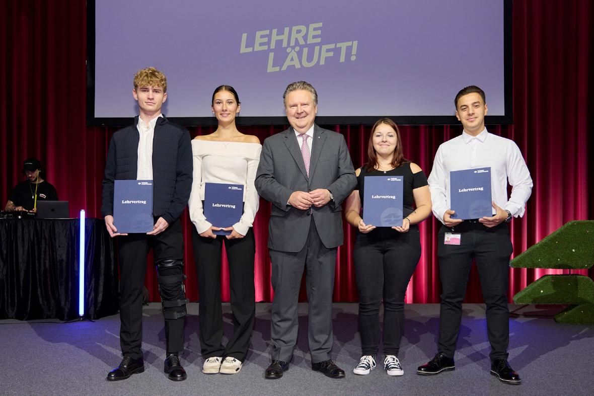 Bürgermeister Michael Ludwig mit Lehrlingen der Wiener Stadtwerke